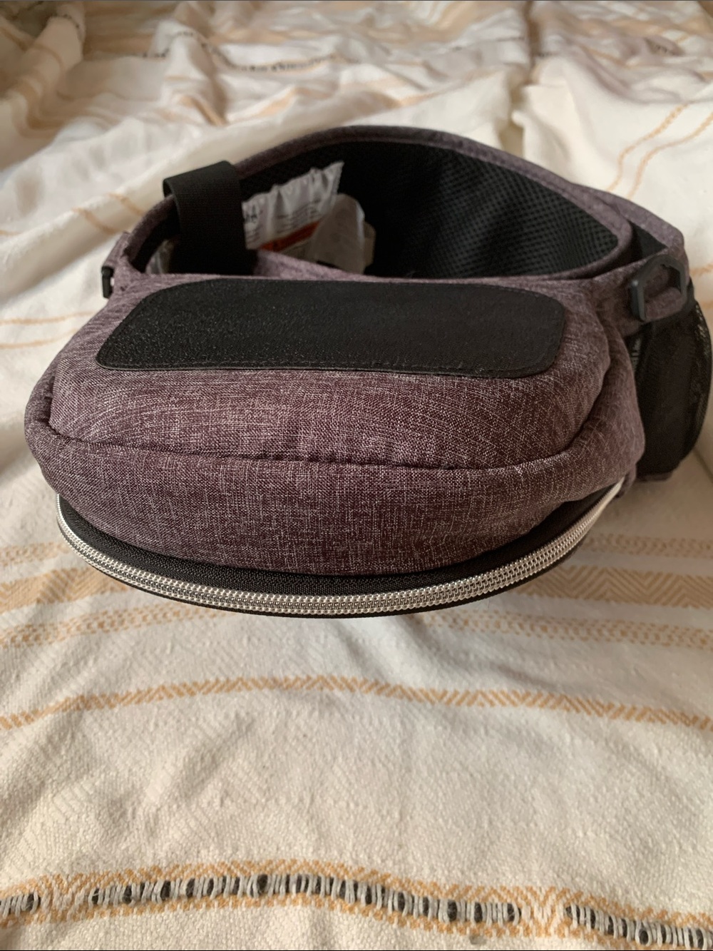 Tushbaby Travel Lite Hip Seat Carrier in Charcoal - Picture 4 of 10